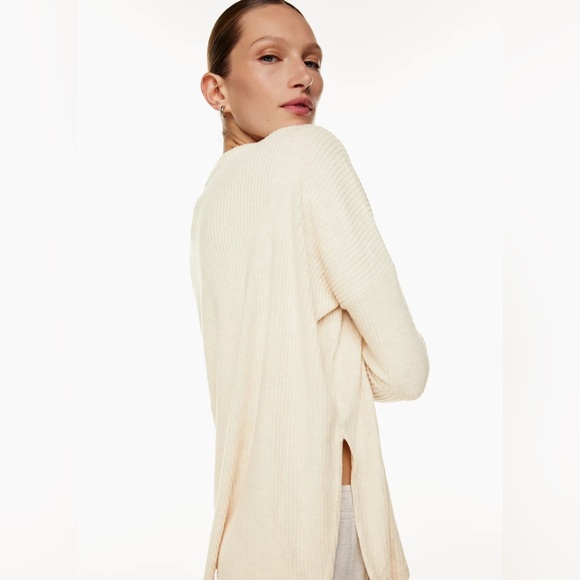 The Group Babaton by Aritzia, v-neck Traverse
Longsleeve top, Size 2, EUC - Picture 2 of 16